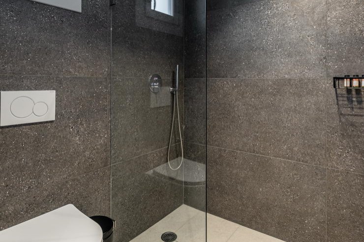 Deluxe Δίκλινα Δωμάτια με Εξωτερικό Τζακούζι και Θέα στη Θάλασσα